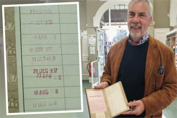 بعد 84 عامًا..  يعيد رجل كتاب متأخرللمكتبة ويدفع غرامة لجده