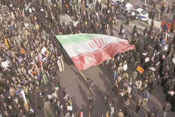 آلاف المحتجين فى مظاهرة بإيران