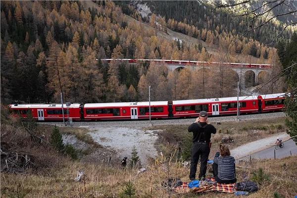 أطول قطار ركاب بالعالم في جبال الألب