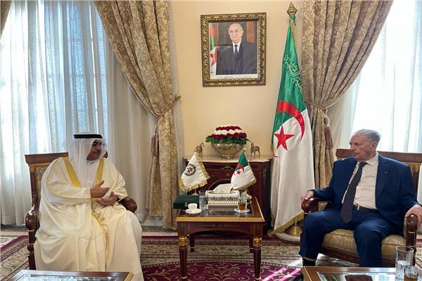 صالح قوجيل رئيس مجلس الأمة الجزائري وعادل بن عبد الرحمن العسومي رئيس البرلمان العربي