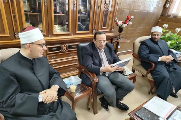 محافظ شمال سيناء خلال لقاءه بالأمين العام لمجمع البحوث الإسلامية
