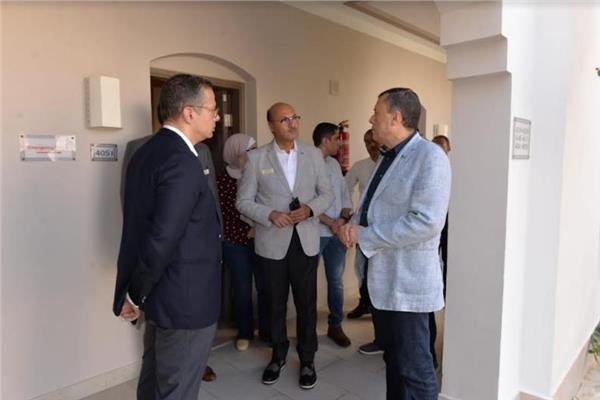  وزير السياحة والآثار خلال جولته في شرم الشيخ 