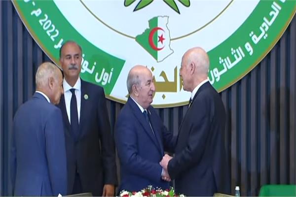 الرئيس التونسي يسلم رئاسة القمة العربية إلى نظيره الجزائري