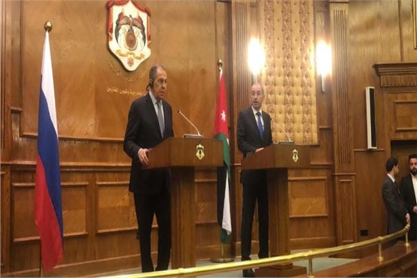 وزير الخارجية الروسي سيرجي لافروف مع نظيره الأردني أيمن الصفدي