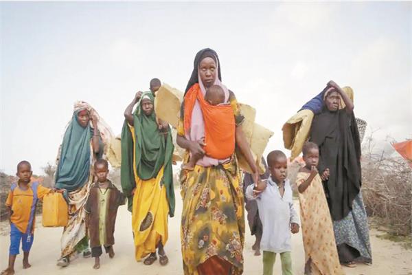 وصول الصوماليين الفارين من المناطق المنكوبة بالجفاف إلى مخيم مؤقت فى ضواحى مقديشو