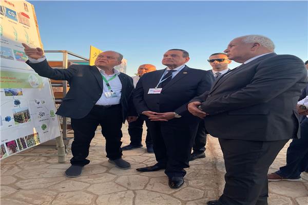 وزير التنمية المحلية يتفقد جناح الوادي الجديد بالمنطقة الخضراء بشرم الشيخ 