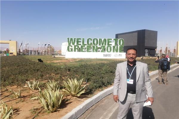 عطاء جاد وهو يشارك بمشروعه بنك المخلفات المصري في المنطقة الخضراء بقمة المناخ 