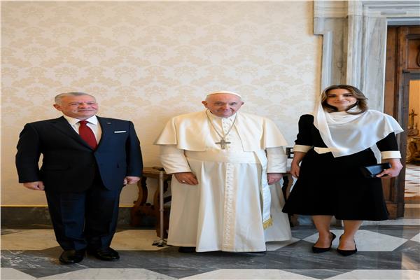 الملكة رانيا والبابا فرسيس والعاهل الأردني الملك عبد الله الثاني