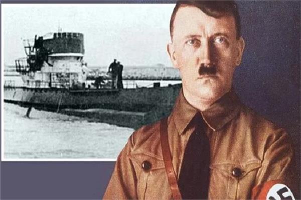 هتلر وفي الخلفية صورة الغواصة