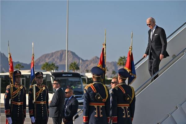 الرئيس الأمريكي يصل مطار شرم الشيخ