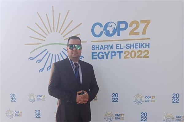 أحد الشباب المشاركين في مؤتمر المناخ COP 27 