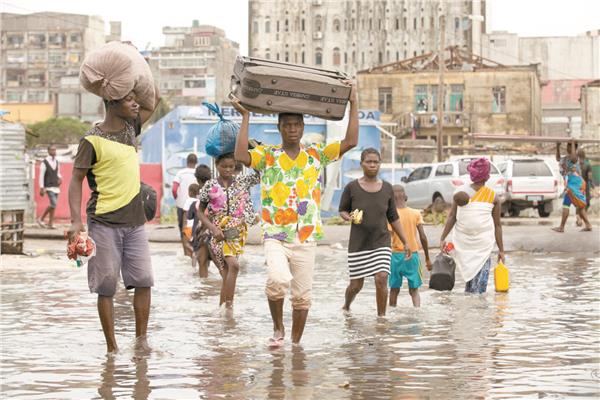 نازحون يفرون من أثار ما بعد إعصار «إيدى» لعام ٢٠١٩ فى موزمبيق   