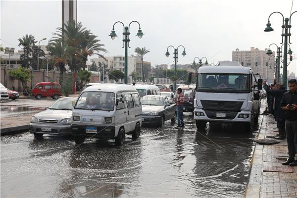 رفع تجمعات الأمطار والاستعداد لموجة الطقس السيء في الإسكندرية