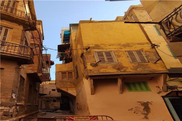سقوط أجزاء وميل عقار خالي من السكان وسط الإسكندرية