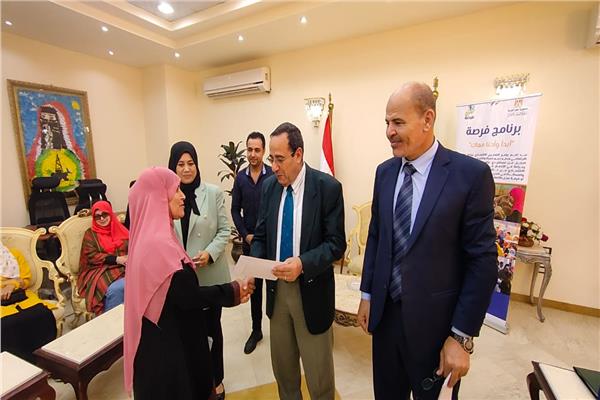 محافظ شمال سيناء يسلم  رؤوس الأغنام لمستفيدي برنامج تكافل وكرامة 