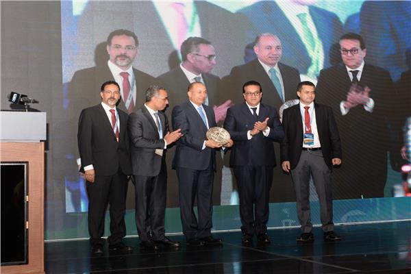 تكريم جامعة المنصورة بالمؤتمر الدولى الأول للجمعية المصرية لزراعة الكبد 