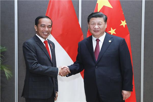 الرئيس الصيني شي جين بينج ونظيره الإندونيسي جوكو ويدودو