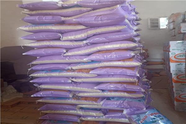 ضبط 140 طن من أرز بمخازن سرية بدمياط