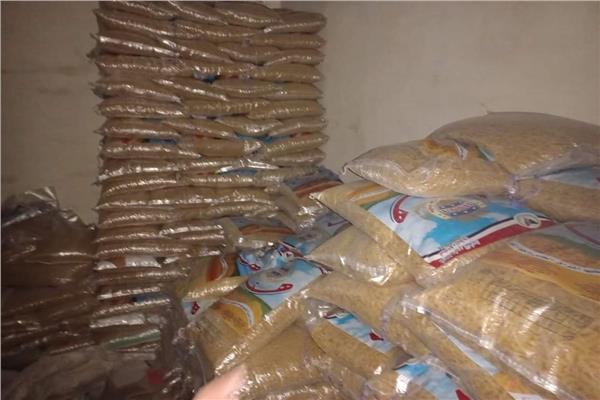 ضبط 112 طن سلع غذائية في حملات تموينية بالجيزة