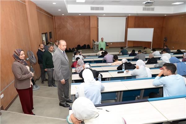 رئيس جامعة المنصورة يتفقد  امتحانات منتصف الفصل الدراسي الأول بالجامعة  الأهلية