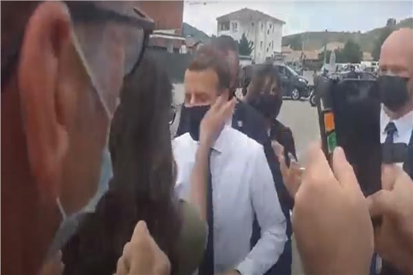 الرئيس الفرنسي يتلقى صفعة على الوجه