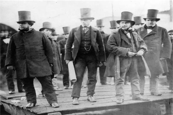 المهندس البريطاني إيسامبارد كينغدوم برونيل ورفاقه يرتدون القبعة العلوية
