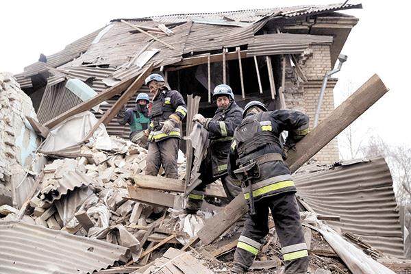 عمال الإنقاذ يبحثون عن ضحايا تحت الحطام فى مبنى بأوكرانيا