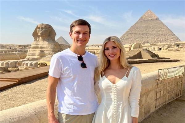إيفانكا ترامب وزوجها كوشنر خلال زيارتهما للأهرامات