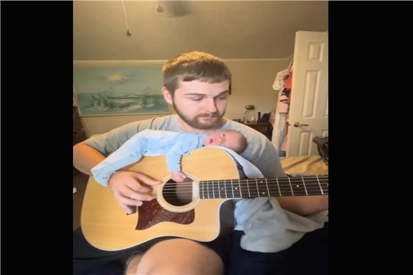 فيديو لأب يضع طفله على جيتار لينام بسهولة