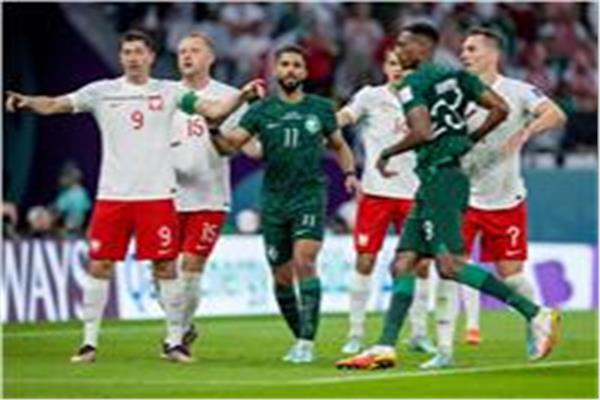 صورة من مباراة السعودية وبولندا