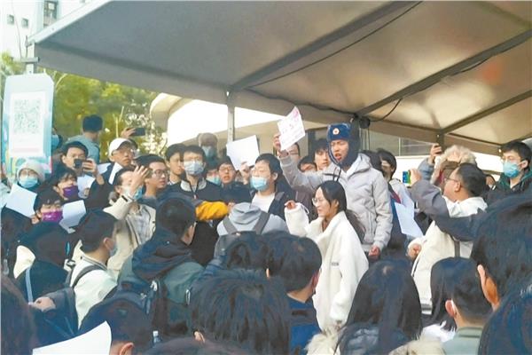 احتجاجات فى جامعة بكين ضد قيود كورونا