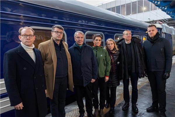 وزير خارجية لاتفيا إدجار رينكفيكس مع نظرائه الأوروبين أمام إحدى محطات القطار بكييف