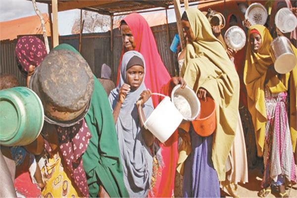 صوماليات يقفن فى طابور توزيع المساعدات الغذائية