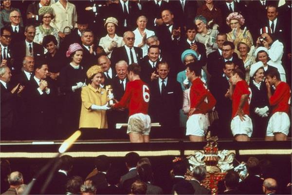 الملكة إليزابيث تسلم كأس العالم للمنتخب الإنجليزي