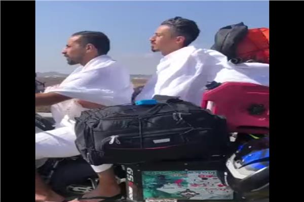 جزائريان يصلان إلى مكة على دراجة نارية