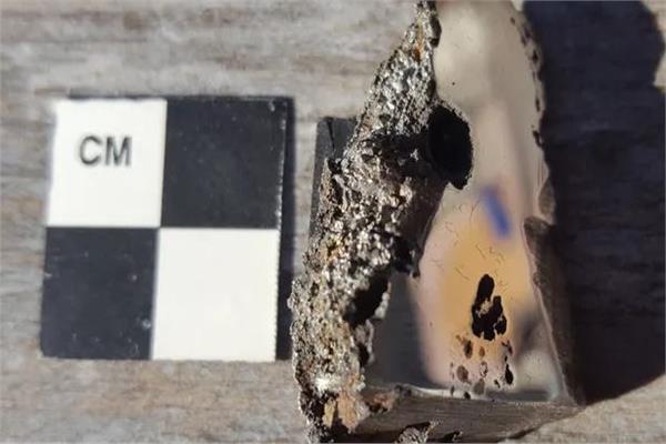 علماء يكتشفون معدنين نادرين داخل نيزك سقط في الصومال