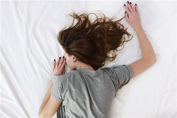 طرق للحماية من تشابك الشعر أثناء النوم
