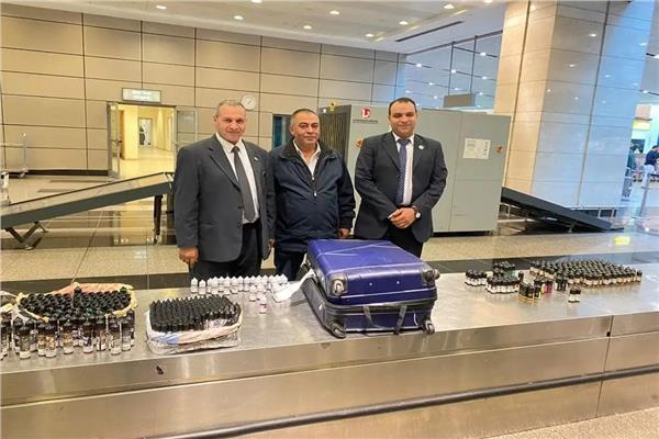 رجال الجمارك بالإدارة الأولى بمطار القاهرة الدولي
