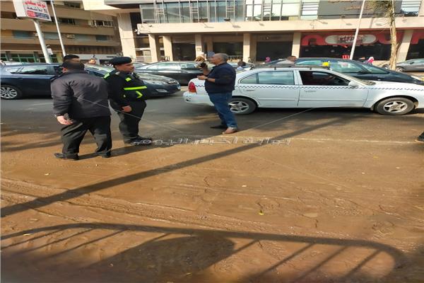 الدفع بـ 4 سيارات شفط مياه للتصدي لكسر ماسورة مياه بشارع التحرير بالدقي