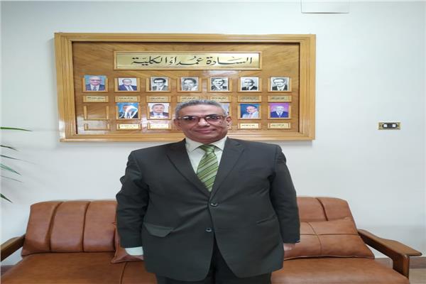الدكتور علاء عبد الحفيظ عميد كلية التجارة بجامعة أسيوط