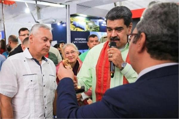 الرئيس الفنزويلي  يتفقد الجناح المصري بمعرض فنزويلا الدولي للسياحة