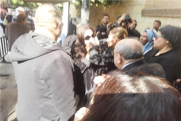 الاعلامية حنان مفيد فوزي اثناء تشييع جثمان والدها