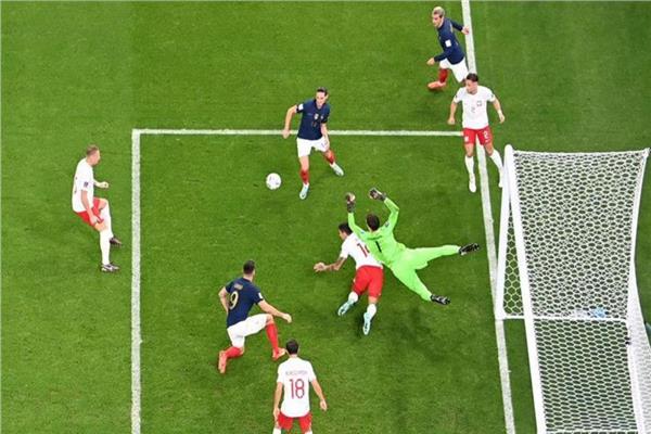 صورة من مباراة فرنسا وبولندا