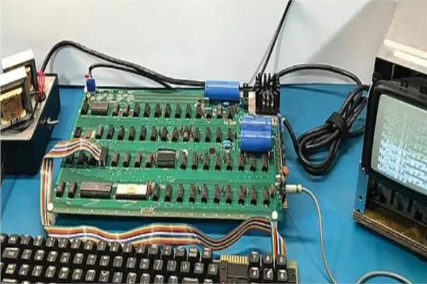 طرح كمبيوتر آبل الأصلي للبيع   