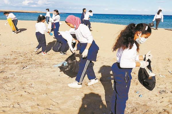 طالبات المدارس أثناء حملة تنظيف شواطئ الإسكندرية