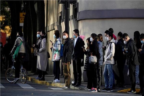 مواطنون صينيون  يرتدون الكمامات في بكين - رويترز