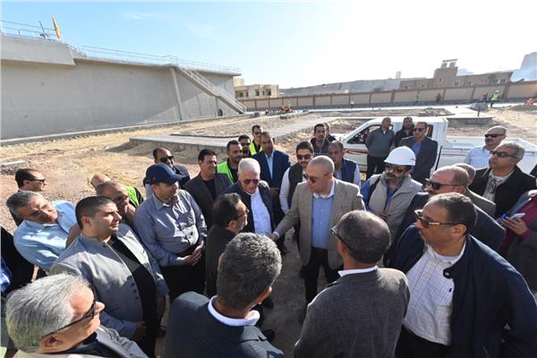 وزير الإسكان اثناء تفقده مشاريع الصرف الصحي بالإسكندرية 