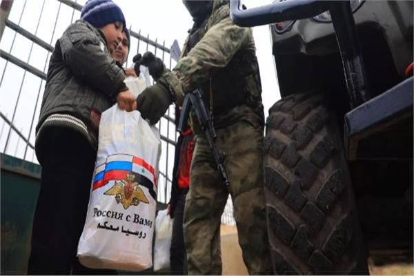 الجيش الروسي يوزع 4 أطنان من المواد الغذائية في سوريا