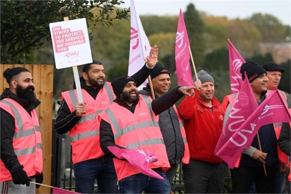 عمال البريد البريطاني يواصلون إضرابهم
