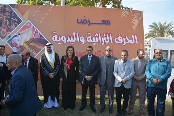 محافظ أسيوط يشيد بمعرض "أيادي مصر" للمنتجات التراثية واليدوية 